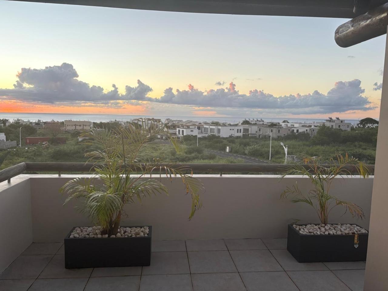 Stunning 3-Bedroom Apartment With Private Rooftop Terrace & Gorgeous Pool Flic en Flac Exterior foto